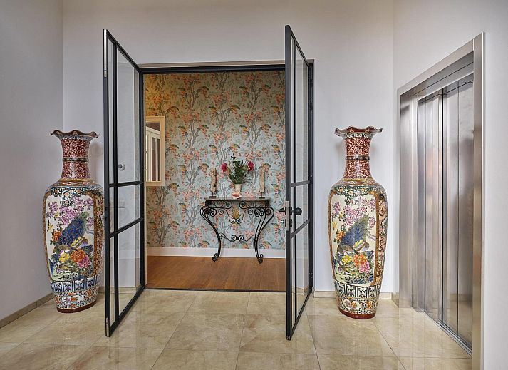 Gemuetliches Wohnzimmer im Appartement VZ2349, Oostkapelle mit Kamin und klassischer Einrichtung.