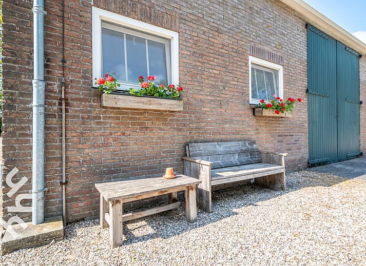 Gezellige woonkamer in vakantiehuis ZE118 met comfortabele bank in Oostkapelle, Walcheren, Zeeland.