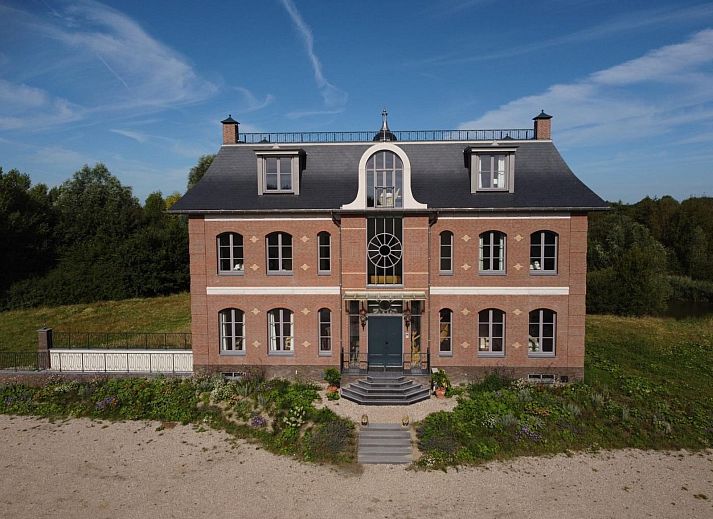 VZ2350 Appartement in Oostkapelle, Walcheren, met charmante gevel en groene omgeving.
