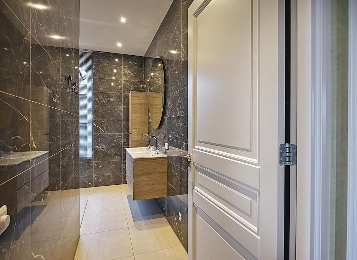 VZ2350 Appartement in Oostkapelle, Walcheren, met rustieke tuin en vijver.