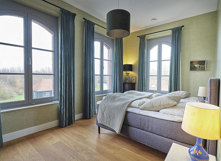 VZ2350 Appartement in Oostkapelle, Walcheren, met rustieke tuin en vijver.