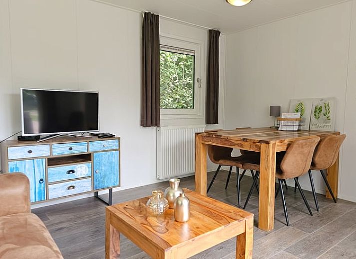 Huisje in Oostkapelle met veranda op Walcheren, Zeeland, omgeven door groene natuur.