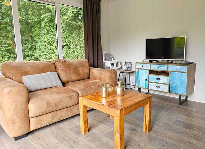 Huisje in Oostkapelle met veranda op Walcheren, Zeeland, omgeven door groene natuur.