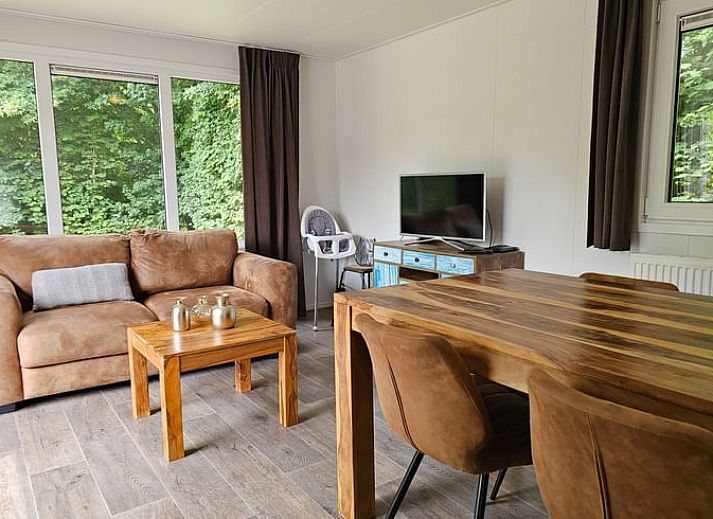 Huisje in Oostkapelle met veranda op Walcheren, Zeeland, omgeven door groene natuur.