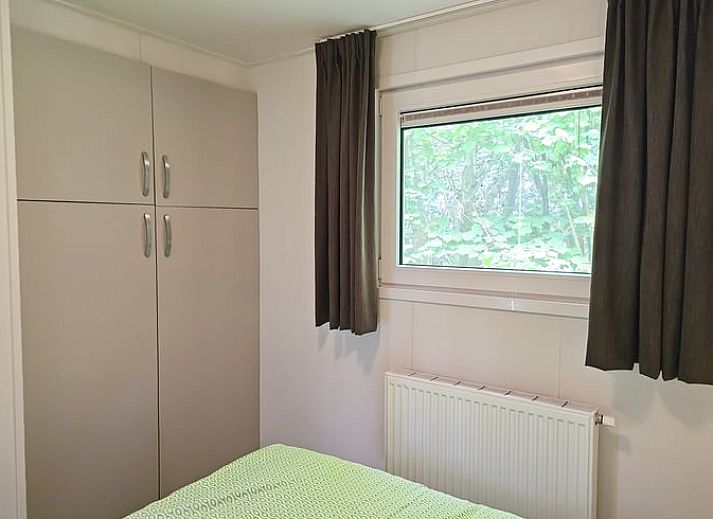 Gezellige binnenruimte van Huisje in Oostkapelle, Walcheren, met eettafel en tv.