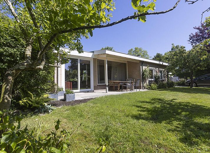 Geniet van de groene tuin bij VZ2404 Vakantiehuis in Oostkapelle, Walcheren, Zeeland.