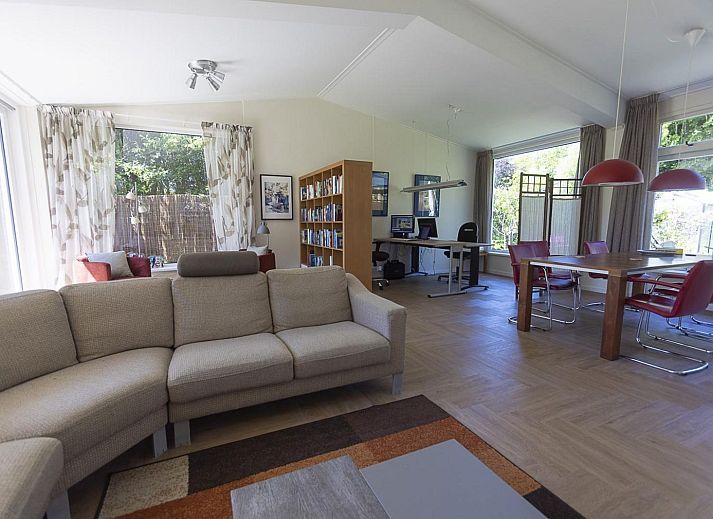 Geniet van de groene tuin bij VZ2404 Vakantiehuis in Oostkapelle, Walcheren, Zeeland.