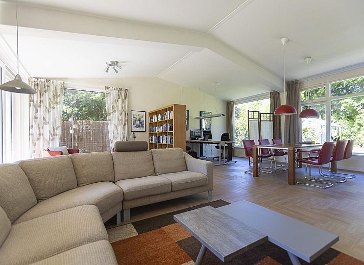 Ruime tuin met terras bij VZ2404 Vakantiehuis in Oostkapelle, Walcheren, Zeeland.