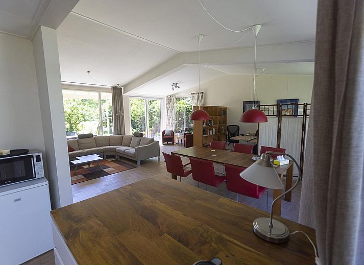 Ruime tuin met terras bij VZ2404 Vakantiehuis in Oostkapelle, Walcheren, Zeeland.