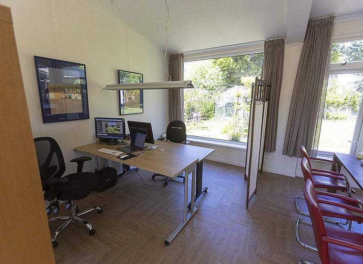 Ruime tuin met terras bij VZ2404 Vakantiehuis in Oostkapelle, Walcheren, Zeeland.