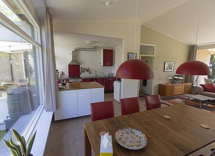 Ruime tuin met terras bij VZ2404 Vakantiehuis in Oostkapelle, Walcheren, Zeeland.