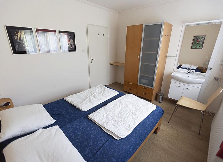 Lichte woonkamer in VZ2404 Vakantiehuis in Oostkapelle, Walcheren, Zeeland.