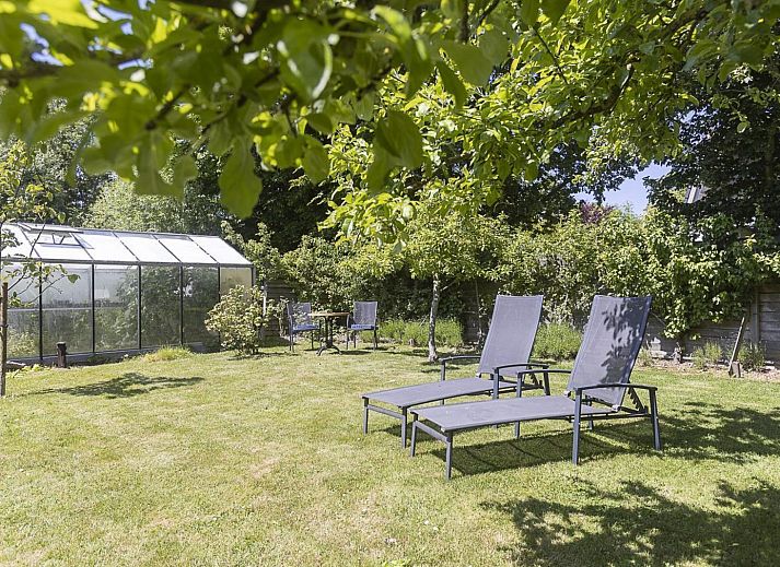 Lichte woonkamer in VZ2404 Vakantiehuis in Oostkapelle, Walcheren, Zeeland.