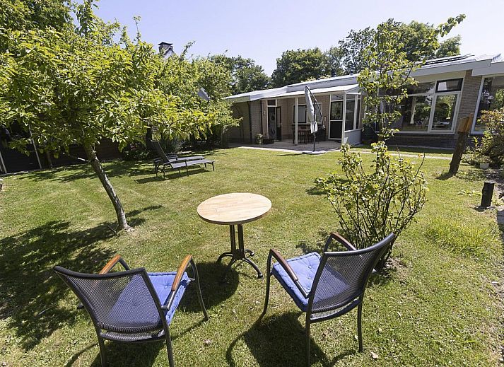 Lichte woonkamer in VZ2404 Vakantiehuis in Oostkapelle, Walcheren, Zeeland.