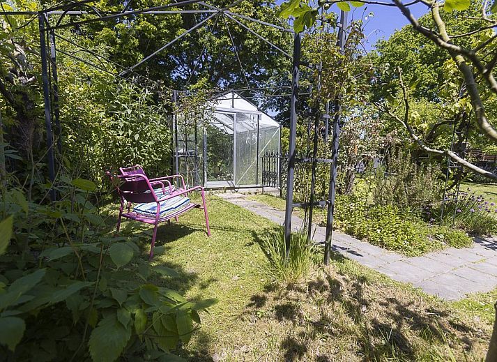 Lichte woonkamer in VZ2404 Vakantiehuis in Oostkapelle, Walcheren, Zeeland.