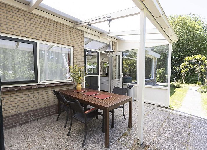 Gezellige eetkamer in VZ2404 Vakantiehuis in Oostkapelle, Walcheren, Zeeland.