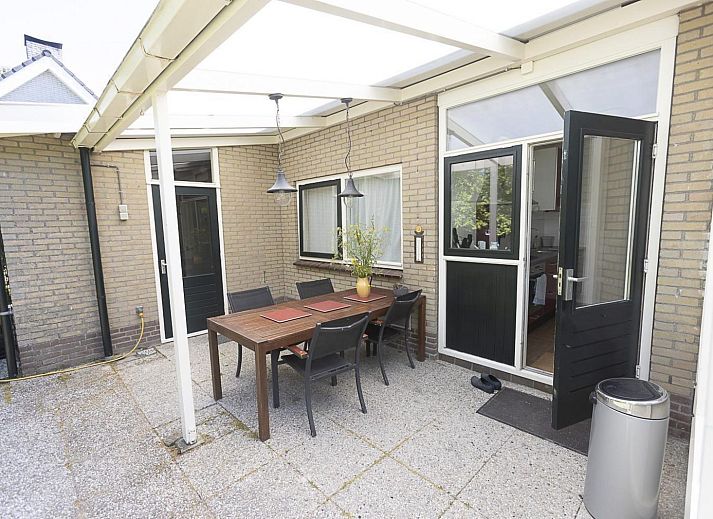 Gezellige eetkamer in VZ2404 Vakantiehuis in Oostkapelle, Walcheren, Zeeland.