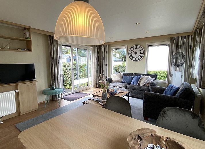 Aussenansicht des Ferienhauses VZ882 in Oostkapelle, umgeben von viel Gruen.