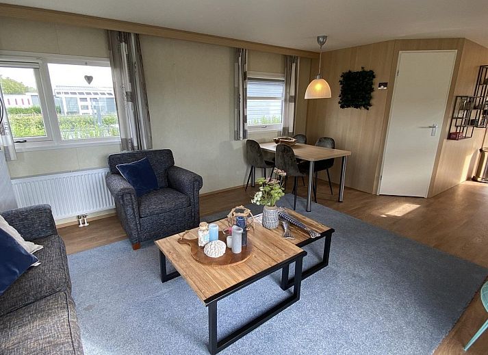 Aussenansicht des Ferienhauses VZ882 in Oostkapelle, umgeben von viel Gruen.