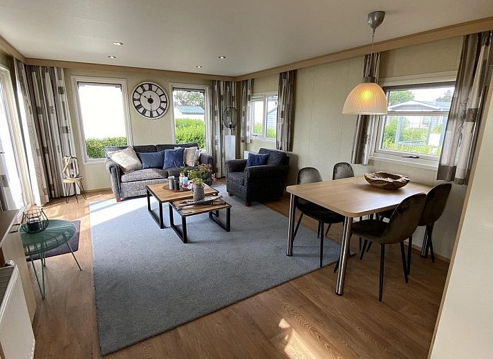 Aussenansicht des Ferienhauses VZ882 in Oostkapelle, umgeben von viel Gruen.