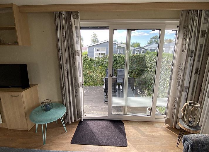 Aussenansicht des Ferienhauses VZ882 in Oostkapelle, umgeben von viel Gruen.