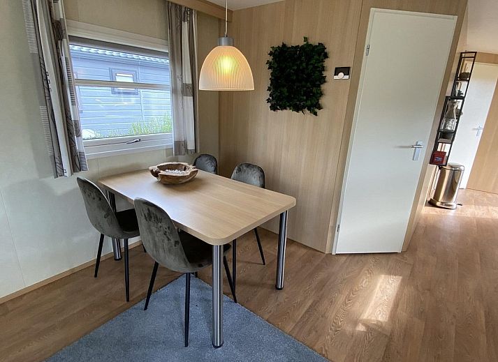 Aussenansicht des Ferienhauses VZ882 in Oostkapelle, umgeben von viel Gruen.