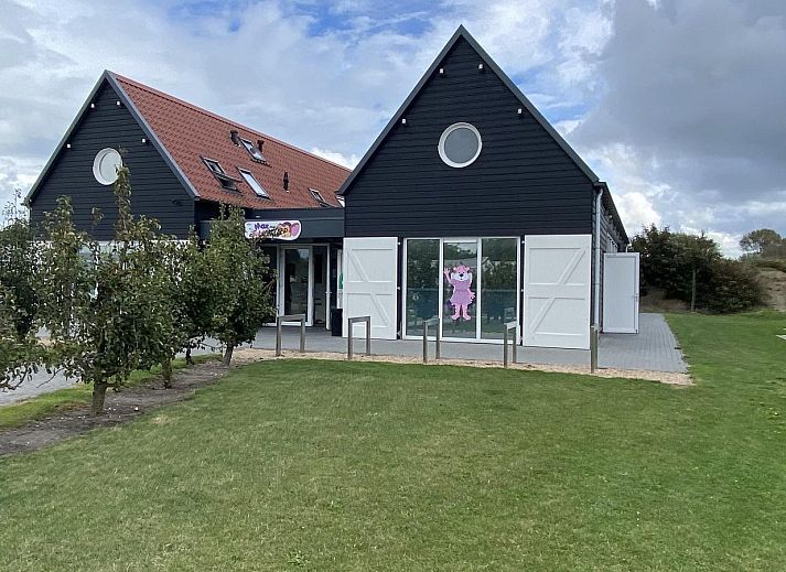 Offene Kueche und Essbereich in VZ882 Ferienchalet Oostkapelle, Zeeland.