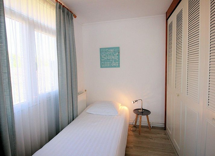 Ruim terras van VZ986 Vakantiebungalow in Oostkapelle voor ontspanning in Walcheren, Zeeland.