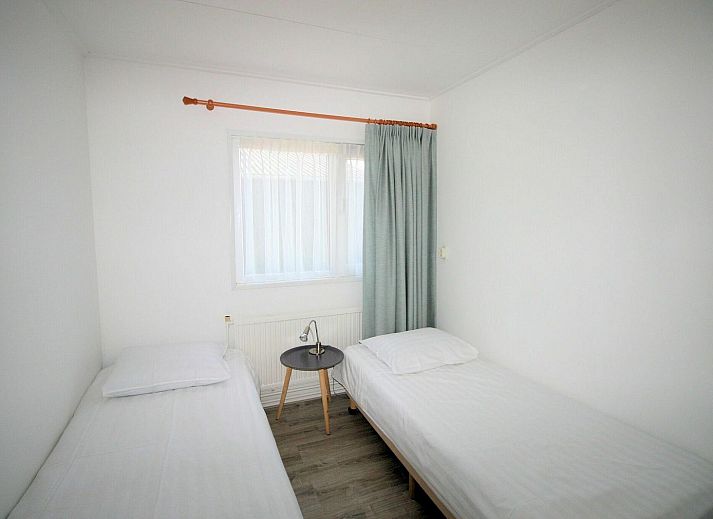 Ruim terras van VZ986 Vakantiebungalow in Oostkapelle voor ontspanning in Walcheren, Zeeland.