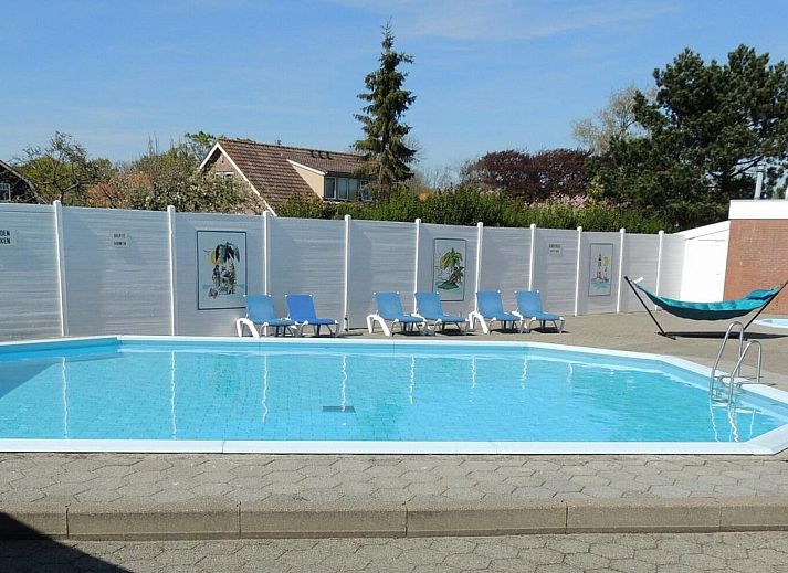 Ruim terras van VZ986 Vakantiebungalow in Oostkapelle voor ontspanning in Walcheren, Zeeland.