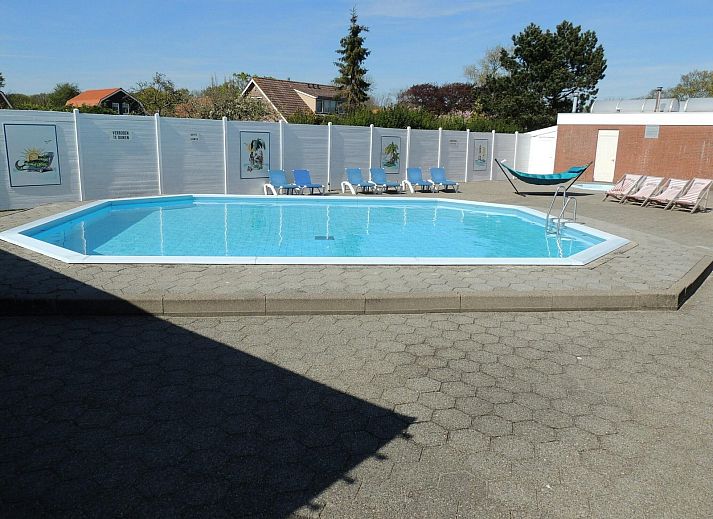 Ruim terras van VZ986 Vakantiebungalow in Oostkapelle voor ontspanning in Walcheren, Zeeland.