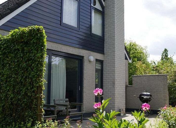 Geniet van de zonnige tuin met terras bij VZ1175 Vakantiehuis in Oostkapelle, Walcheren, Zeeland.