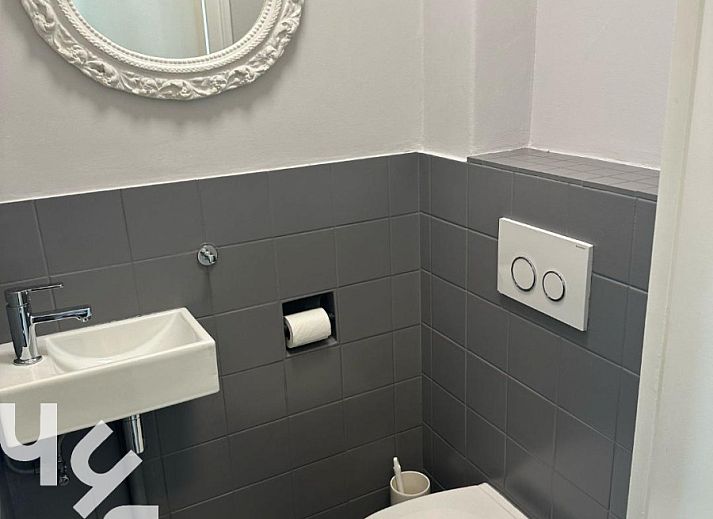 Moderne Kueche des Ferienhauses ZE744 in Oostkapelle, Walcheren, Zeeland mit Holzschraenken und Einbaugeraeten.