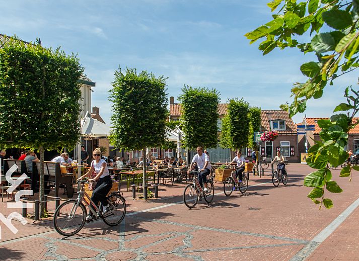 Moderne Kueche des Ferienhauses ZE744 in Oostkapelle, Walcheren, Zeeland mit Holzschraenken und Einbaugeraeten.