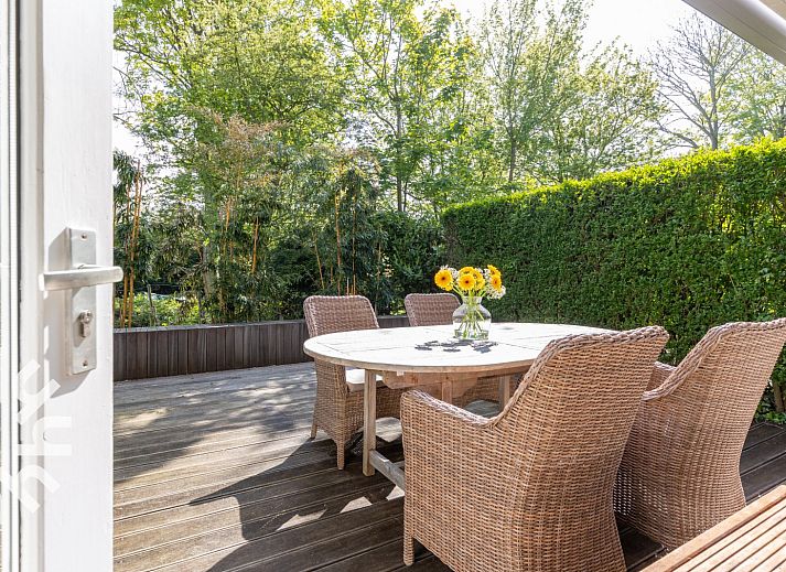 Gemuetliches Wohnzimmer des Ferienhauses ZE744 in Oostkapelle, Walcheren, Zeeland mit bequemem Sofa und Essecke.