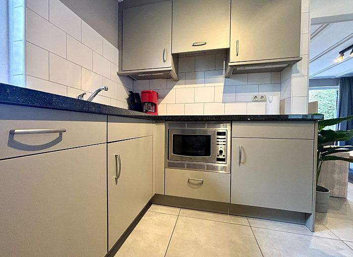 Geniet van de groene tuin bij Appartement Boszicht 6 in Oostkapelle, Walcheren, Zeeland.