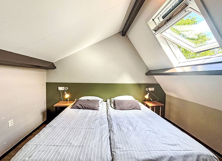 Geniet van de groene tuin bij Appartement Boszicht 6 in Oostkapelle, Walcheren, Zeeland.