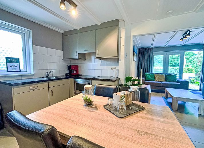 Moderne woonkamer in Appartement Boszicht 6, Oostkapelle, Walcheren, Zeeland.