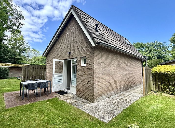Slaapkamer met dakraam in Appartement Boszicht 6, Oostkapelle, Walcheren, Zeeland.