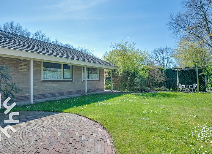 Ferienhaus ZE473 in Oostkapelle, Walcheren mit sonnigem Garten und Terrasse.