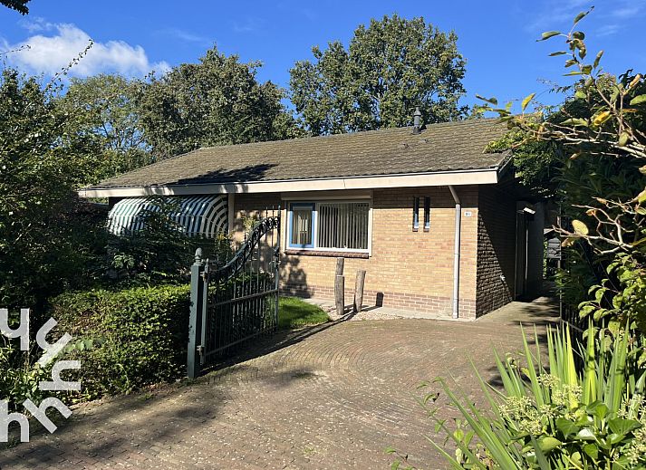 Schlafzimmer mit Holzkleiderschrank im Ferienhaus ZE473, Oostkapelle, Walcheren.