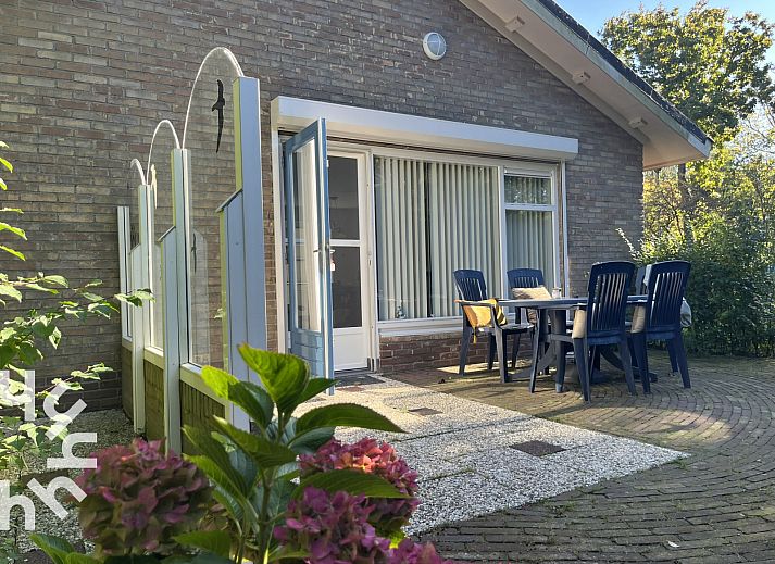 Schlafzimmer mit Holzkleiderschrank im Ferienhaus ZE473, Oostkapelle, Walcheren.