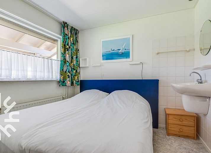 Schlafzimmer mit Holzkleiderschrank im Ferienhaus ZE473, Oostkapelle, Walcheren.