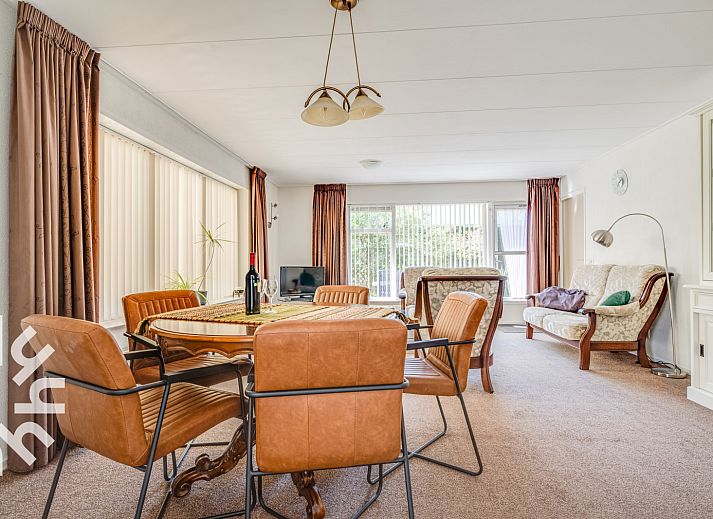 Schlafzimmer mit Holzkleiderschrank im Ferienhaus ZE473, Oostkapelle, Walcheren.