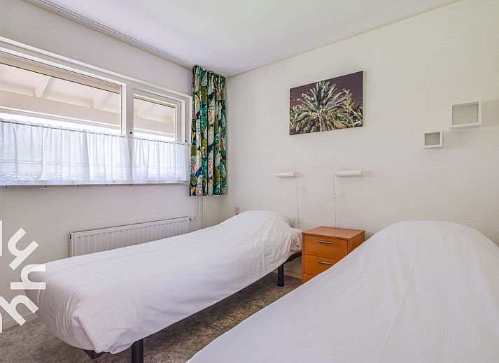 Zweites Schlafzimmer mit zwei Betten im Ferienhaus ZE473, Oostkapelle.