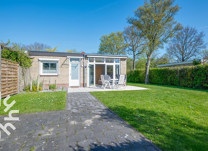 Bedroom with two beds in vacation home ZE742, Oostkapelle, Zeeland.