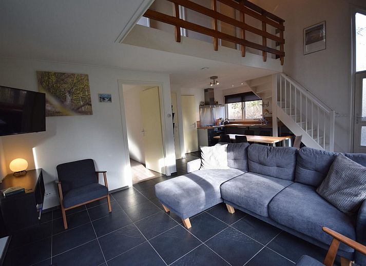 Gemuetliche Sitzecke im Ferienhaus VZ1174 in Oostkapelle, Walcheren, umgeben von Natur.