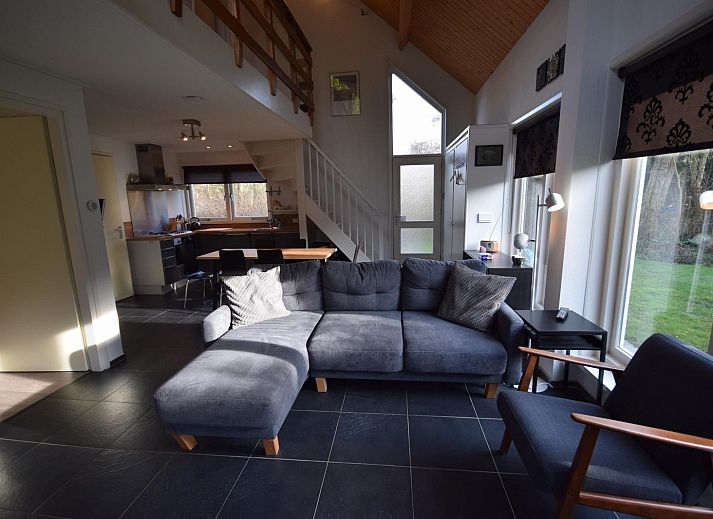 Gemuetliche Sitzecke im Ferienhaus VZ1174 in Oostkapelle, Walcheren, umgeben von Natur.