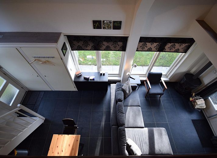 Gemuetliche Sitzecke im Ferienhaus VZ1174 in Oostkapelle, Walcheren, umgeben von Natur.