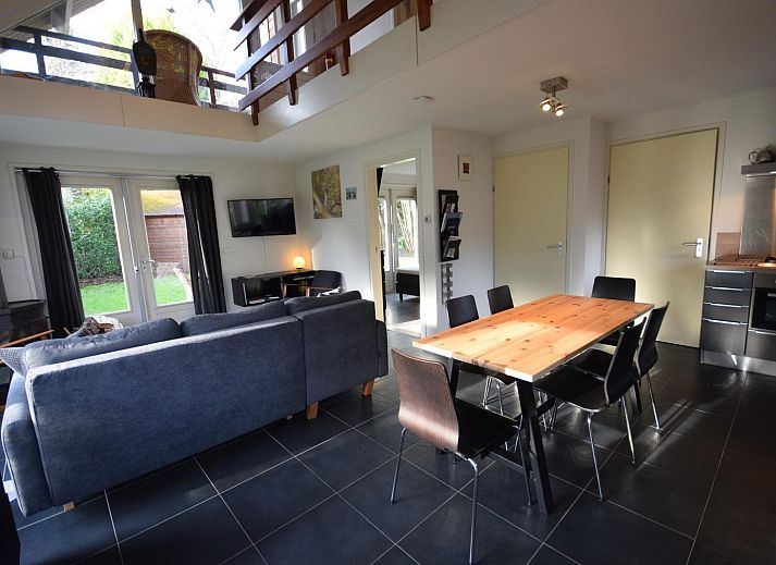 Gemuetliche Sitzecke im Ferienhaus VZ1174 in Oostkapelle, Walcheren, umgeben von Natur.